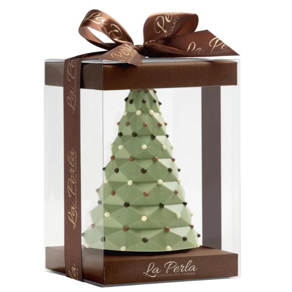 Chocolade kerstboom van La Perla di Torino, gemaakt van witte chocolade met gezouten pistachepasta en chocoladedecoratie.